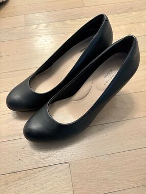Clarks Black Rounded-Toe Pumps